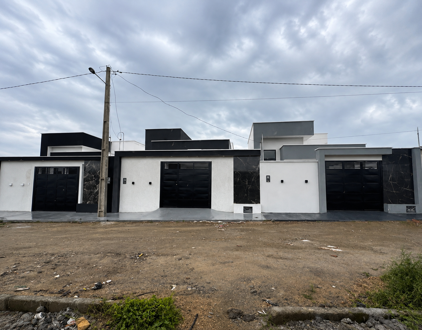 Casas modernas dentro do programa habitacional.